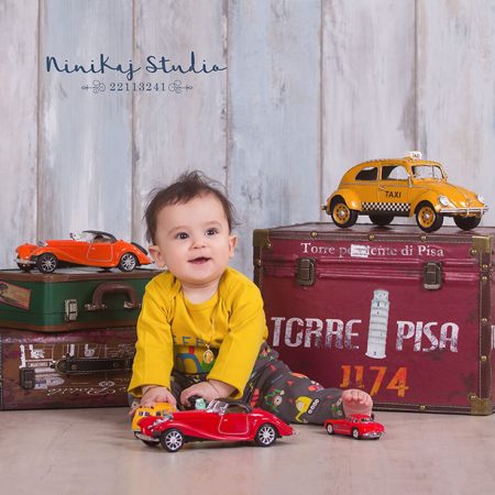 عکاسی نوزاد با ماشین ها و چمدان