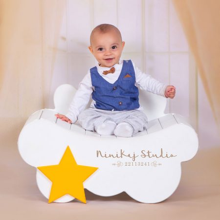 عکس کودک با صندلی ستاره ای