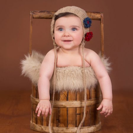 عکس نوزاد با سطل چوبی