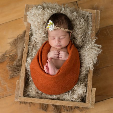 عکس نوزاد در باکس چوبی