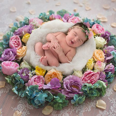عکس نوزاد در گلها