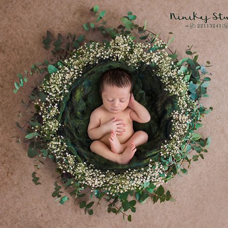 عکس نوزاد در گلها